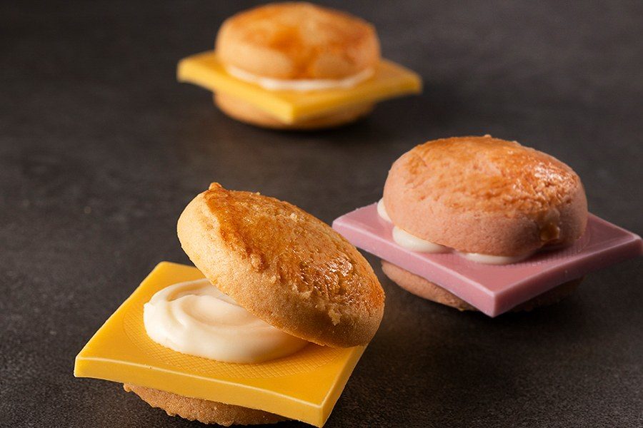 キャプテンスイーツバーガーの菓子バーガー チーズチョコレートとストロベリーなど
