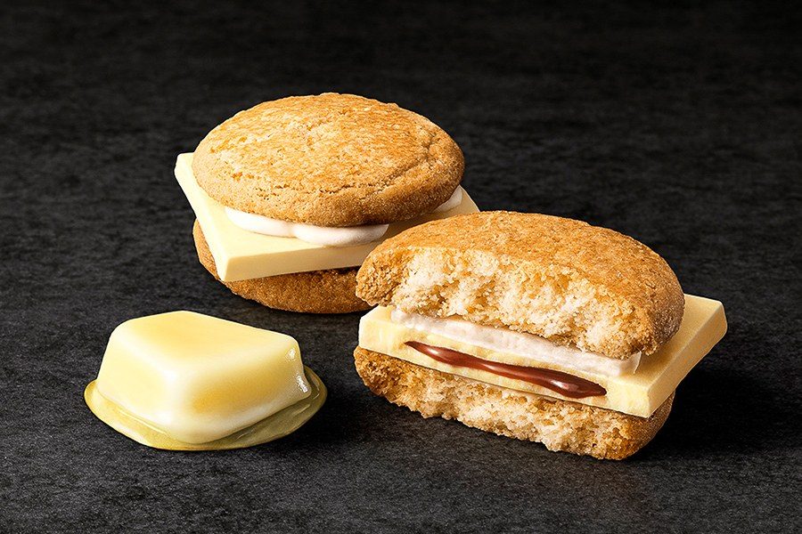 バタースコッチバーガーの断面 バンズクッキーの間にバターショコラとキャラメルが入っている