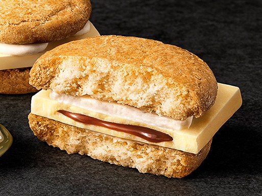 バタースコッチバーガーを割った断面のアップ キャラメルの層とホイップショコラ