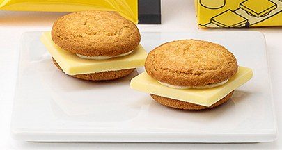 キャプテンスイーツバーガーのバーガーを皿に並べたところ バンズクッキーとチョコレート