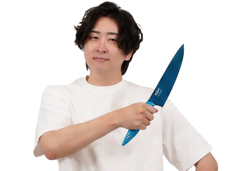 YouTuberのきまぐれクックが包丁を構える公式画像 ローソン監修商品