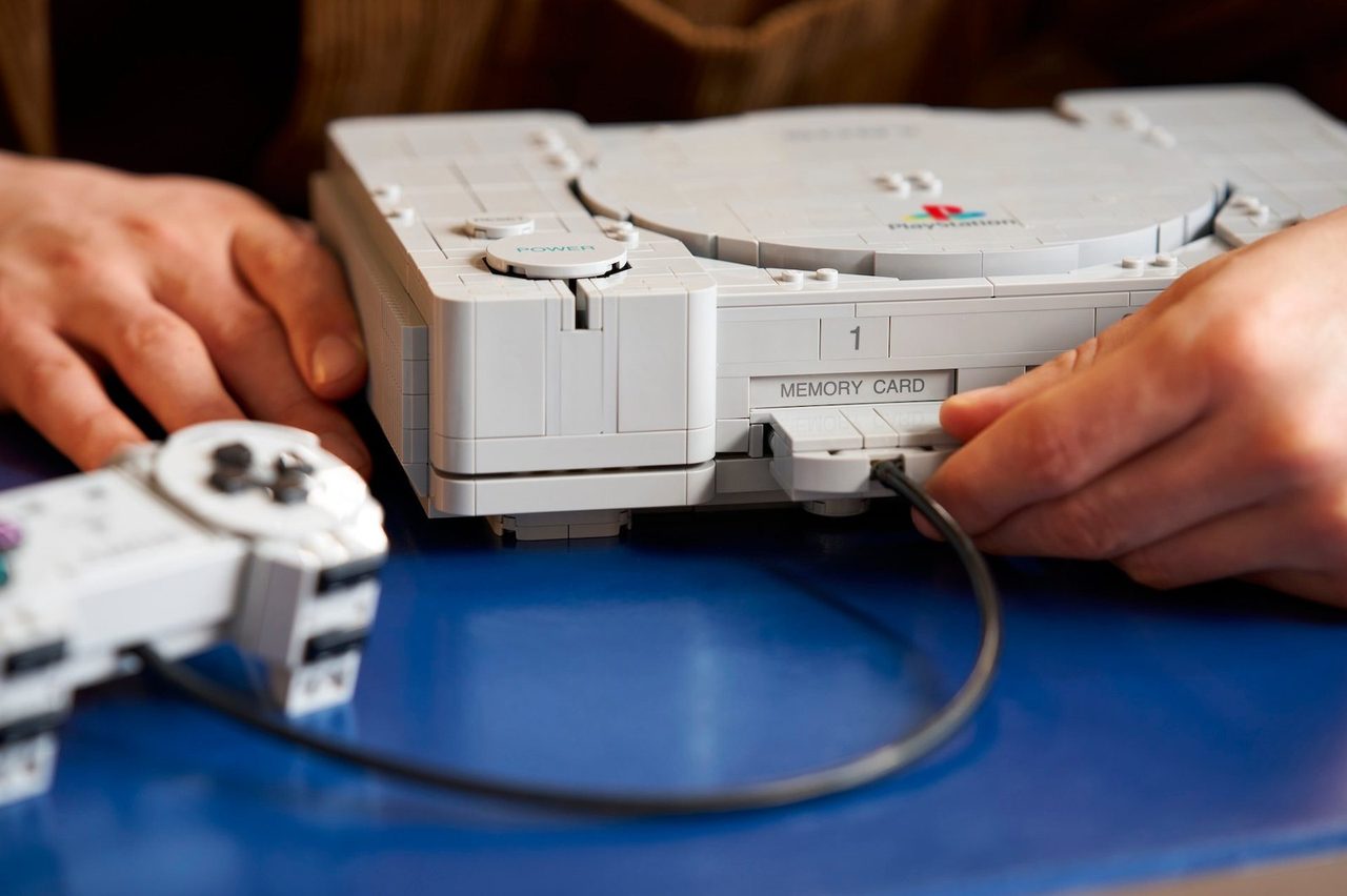 レゴ PlayStation のコントローラーを本体に接続する様子