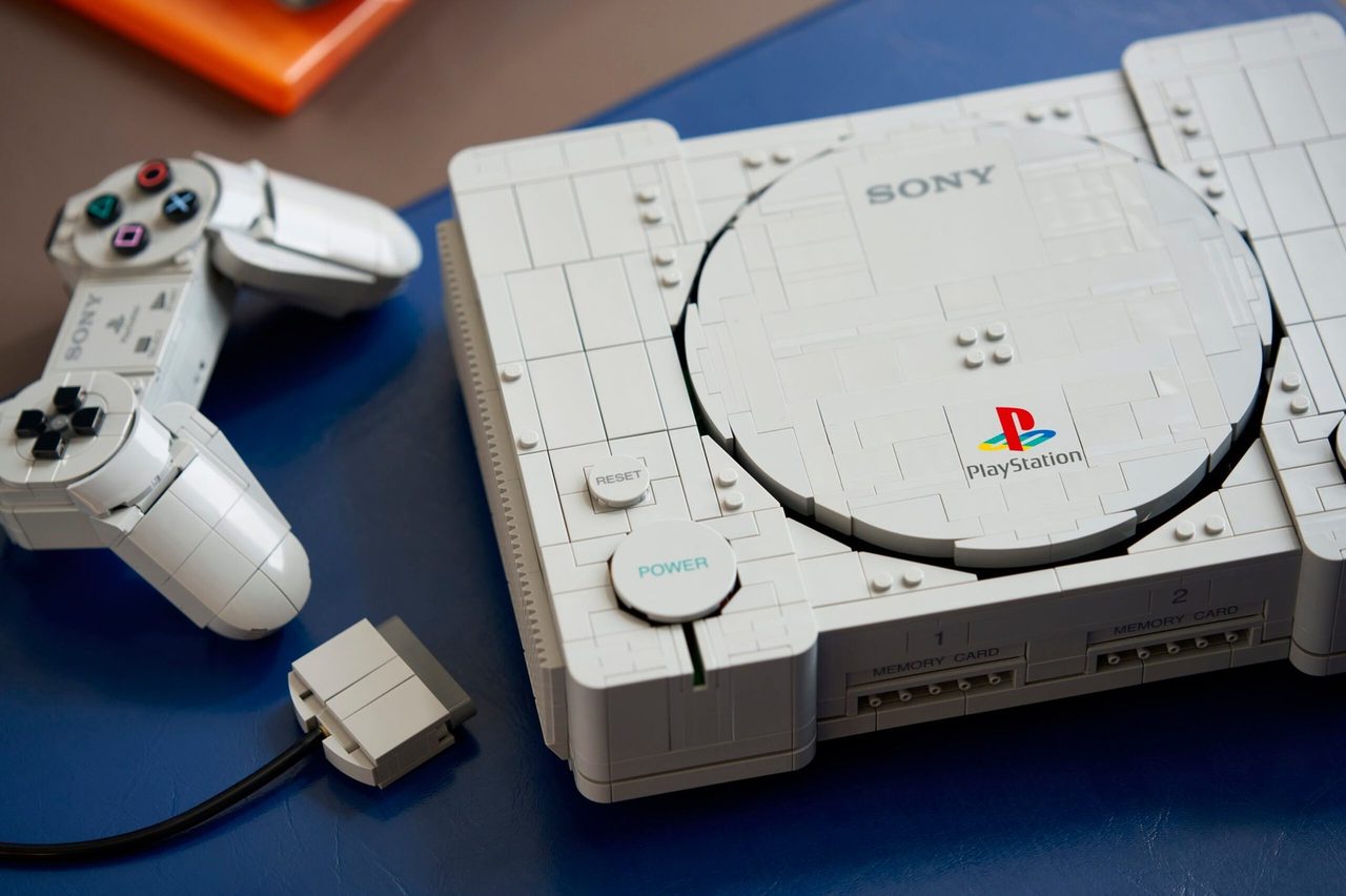 レゴ PlayStation 本体とコントローラーを並べた完成イメージ