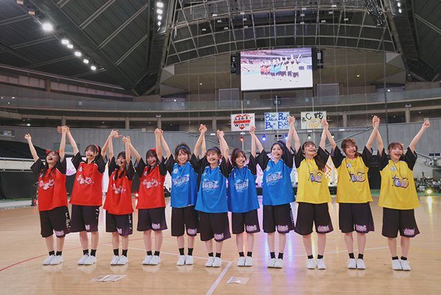 結女体育祭で赤・青・黄のユニフォーム姿で両手をつないで並ぶLiella!の11人
