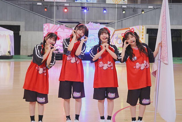 結女体育祭の衣装を着たLiella!メンバー4人が並んでポーズをとる写真