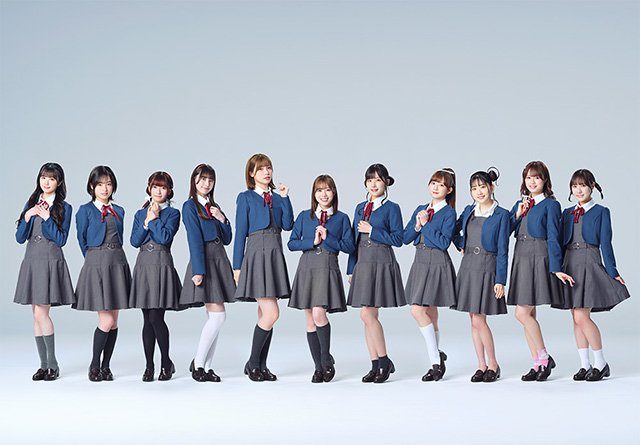 Liella! 11人のグループ写真 制服姿で横一列に並ぶ