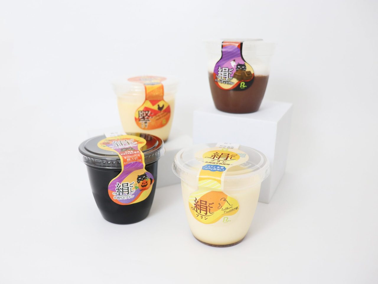 絹ごしプリンシリーズのカップ商品。さまざまなフレーバーが並ぶ