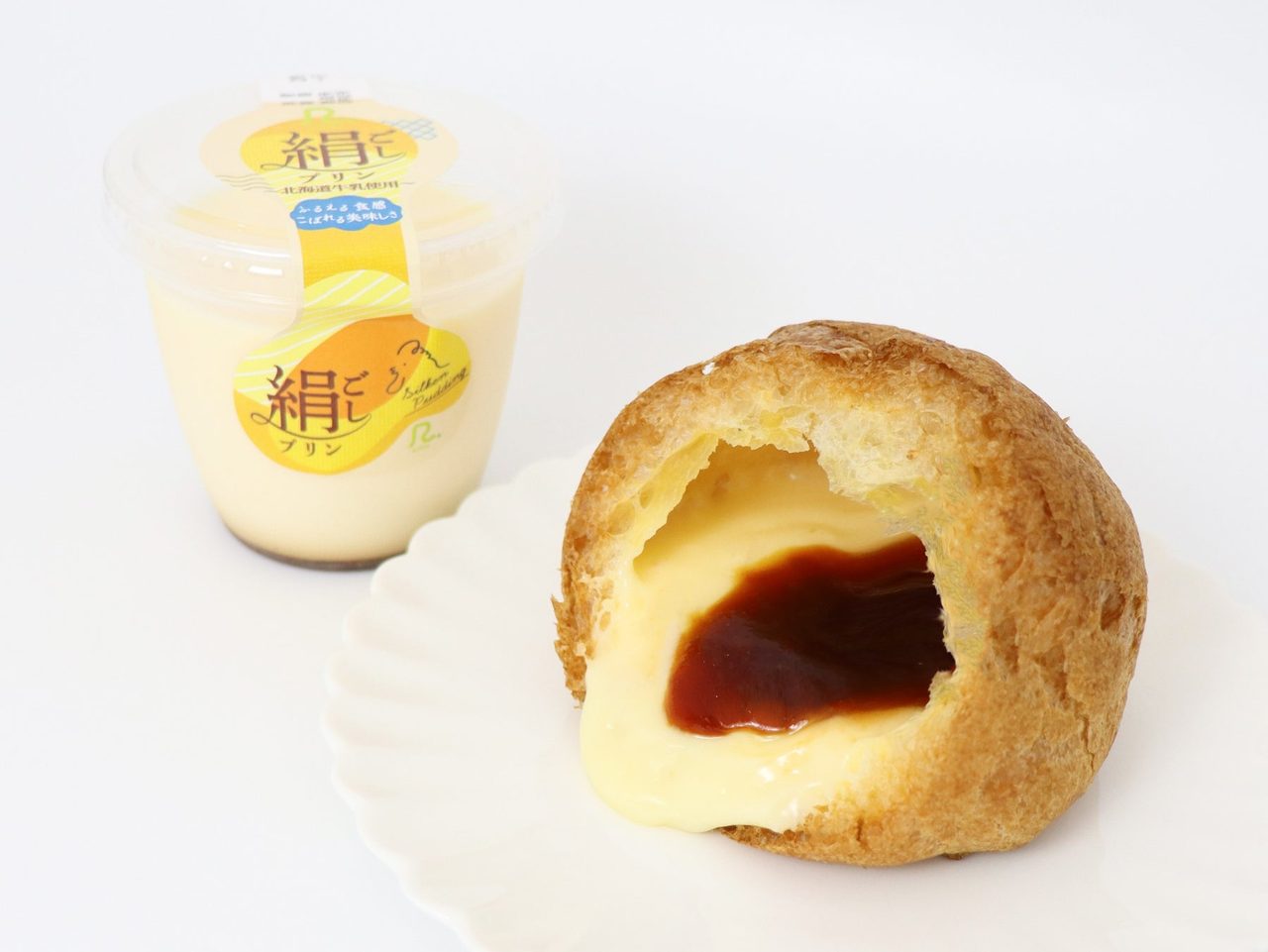 絹ごしプリンのカップと並べた絹ごしプリンシュー