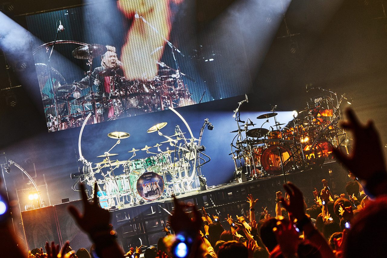 LUNA SEA ツアーのステージ ドラムセットとスクリーン