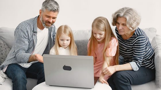Microsoft 365 Familyで家族がパソコンを囲んで利用するイメージ