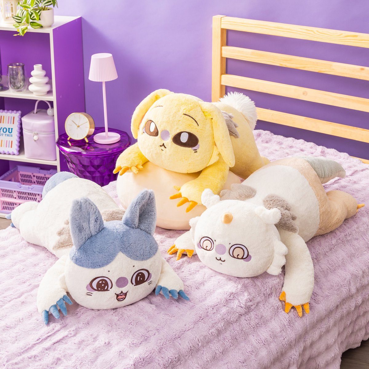 ごろりん抱きぬいぐるみ 強くなったハチワレ・強くなったうさぎ・あのこの3体をベッドに並べた公式サンプル写真