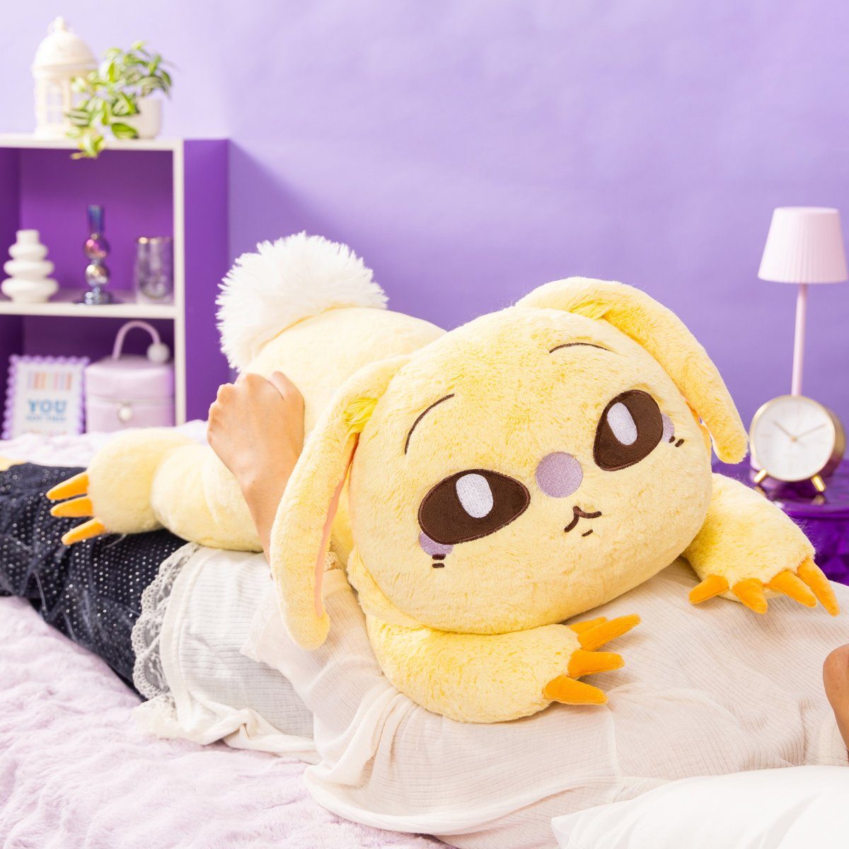 強くなったうさぎのぬいぐるみを人が抱きかかえている公式サンプル写真