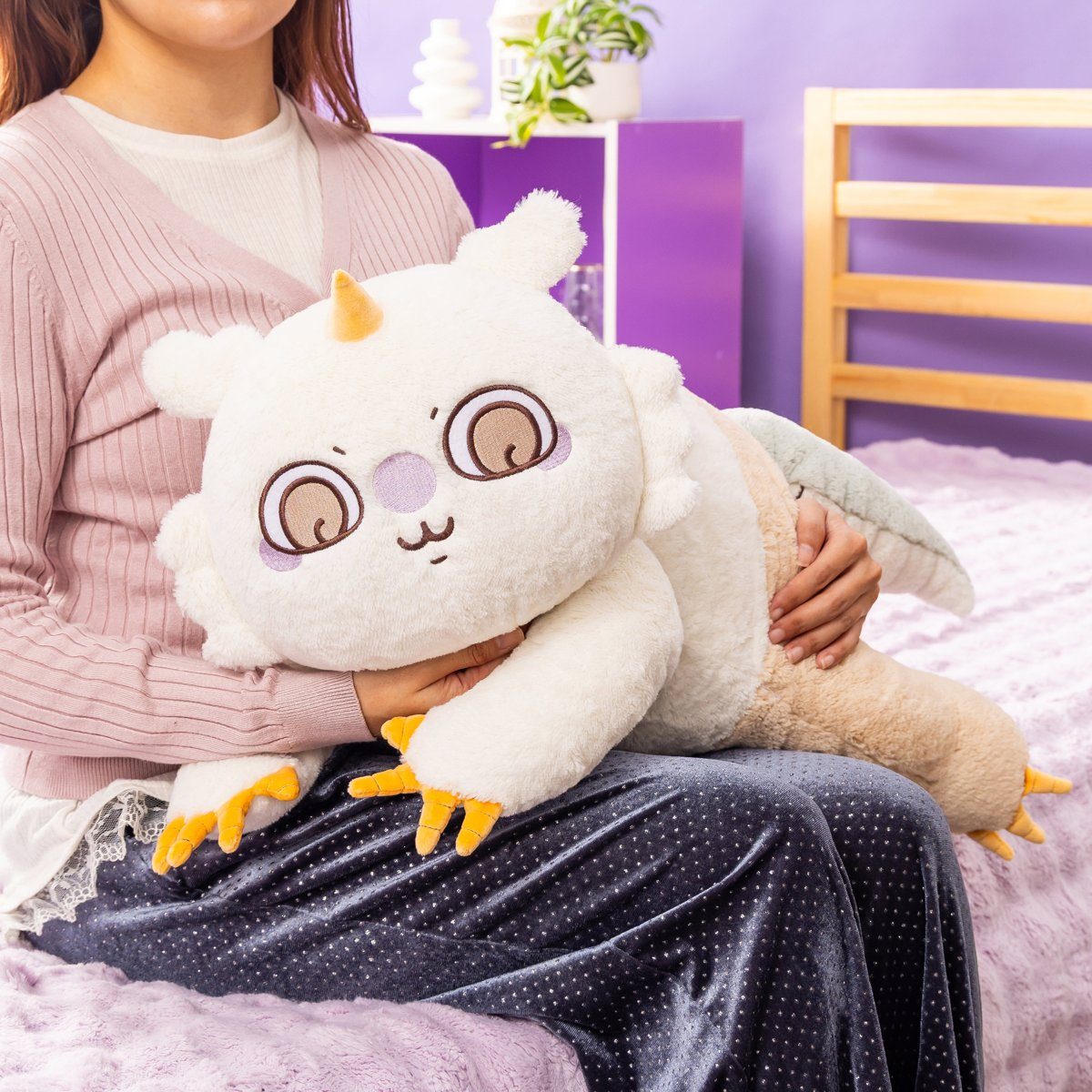 あのこのぬいぐるみを人が抱きかかえている公式サンプル写真