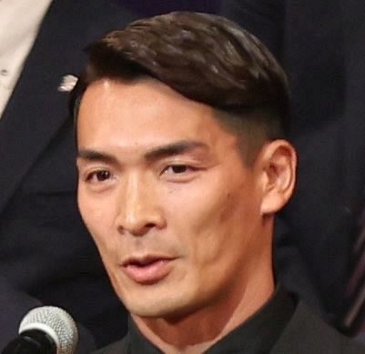 試合後に判定への思いを語る槙野智章監督