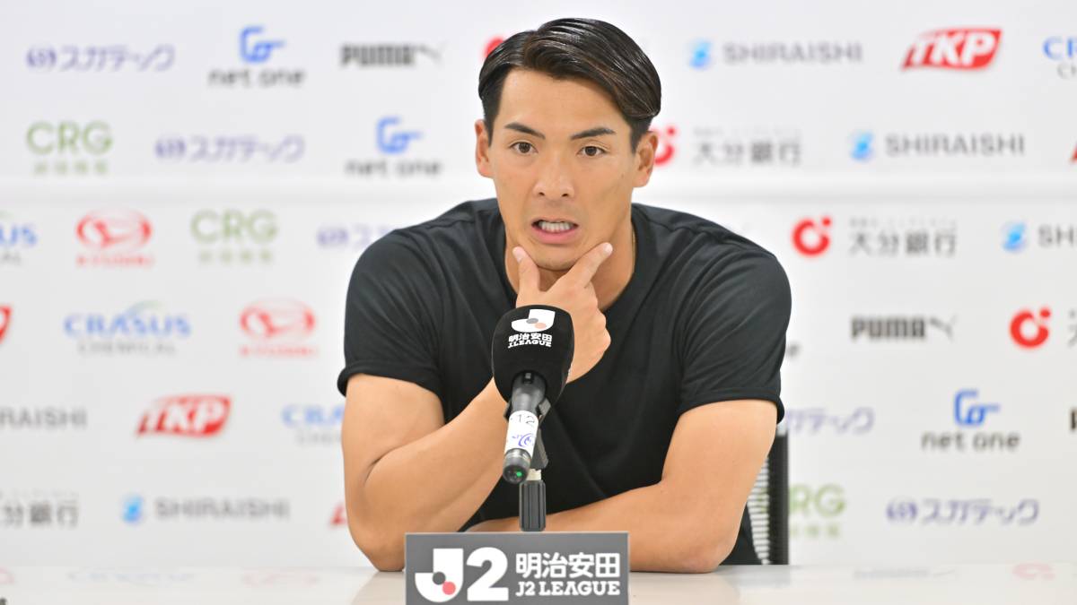 記者会見で話す藤枝MYFCの槙野智章監督