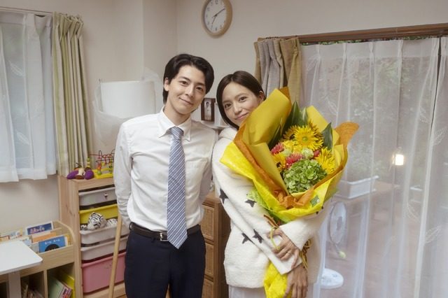 川口春奈と高杉真宙 クランクアップ時の花束を持った写真