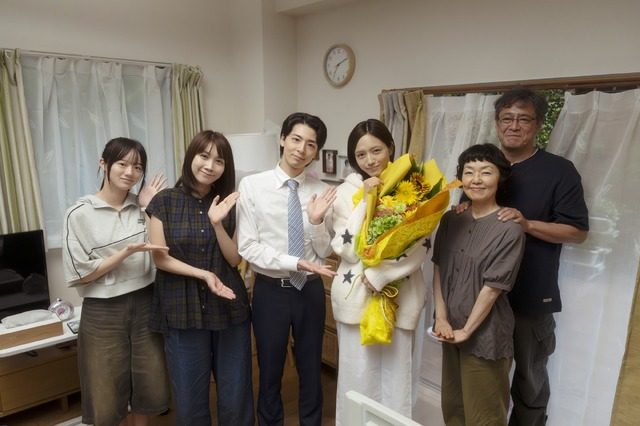 映画ママせか 家族キャストのクランクアップ集合写真