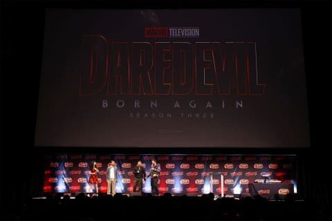 New York Comic Con 2026の「デアデビル：ボーン・アゲイン」シーズン3のパネル。ステージ上に出演者が並ぶ
