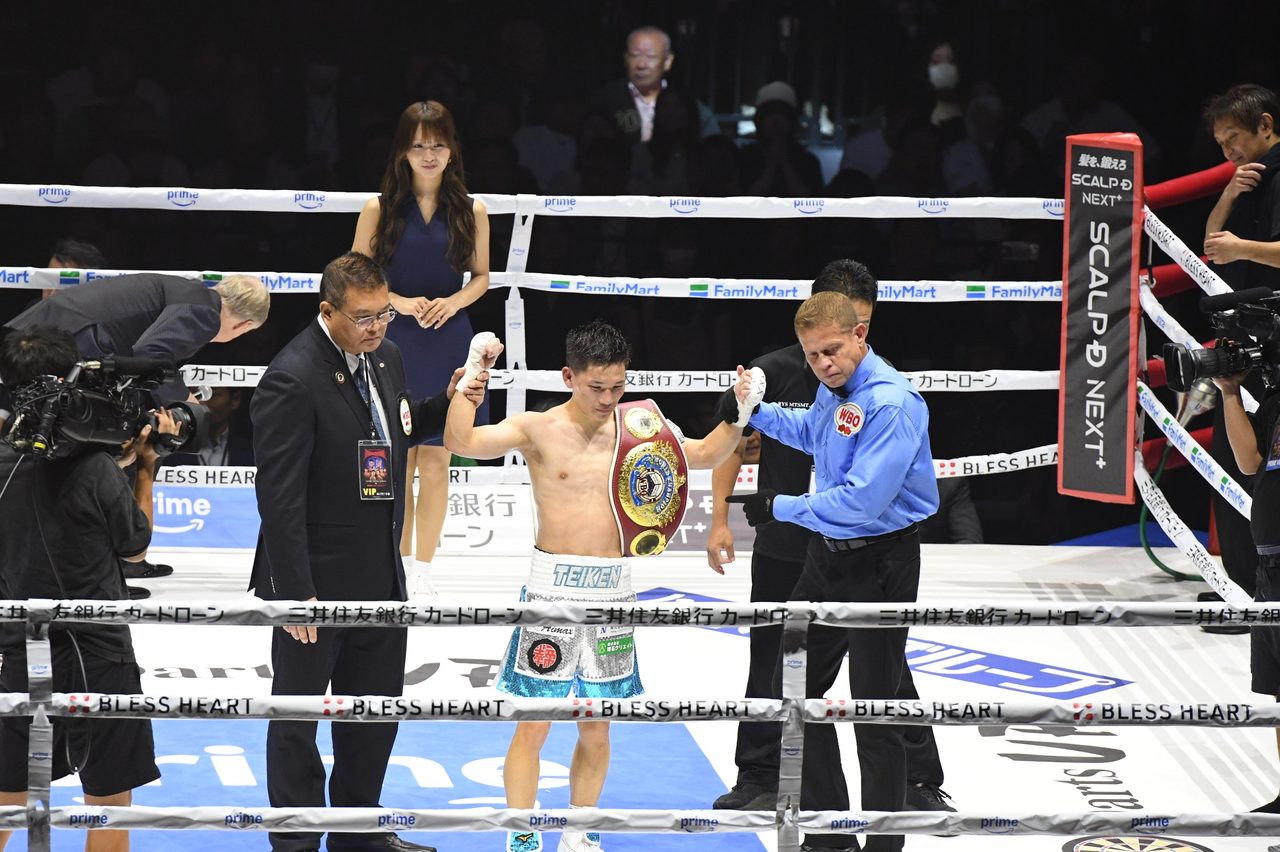 WBO世界ミニマム級暫定王者に輝き腕を上げられる松本流星