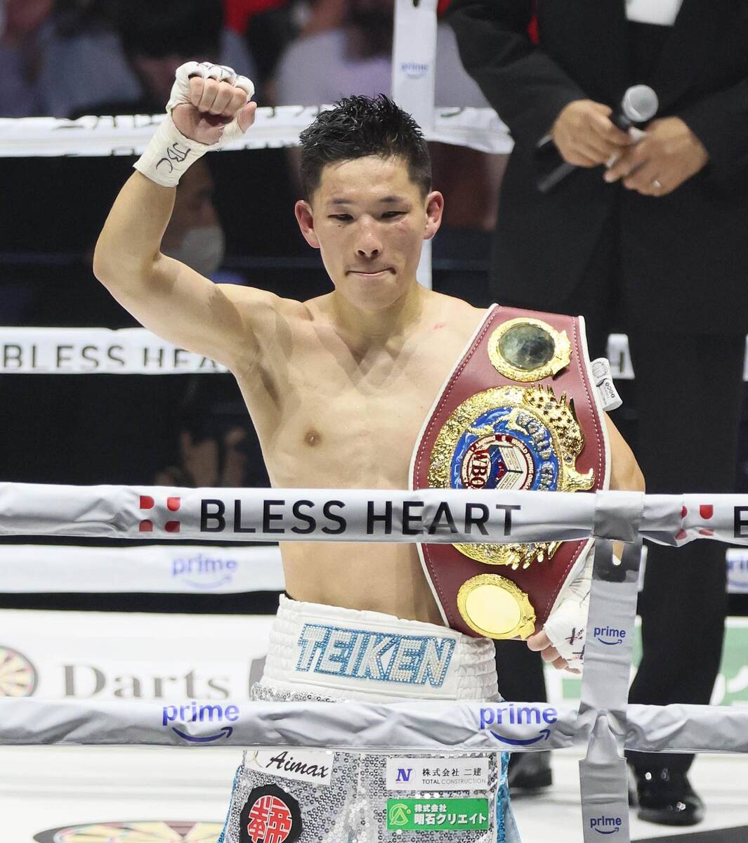 アコスタに判定勝ちし拳を突き上げる松本流星