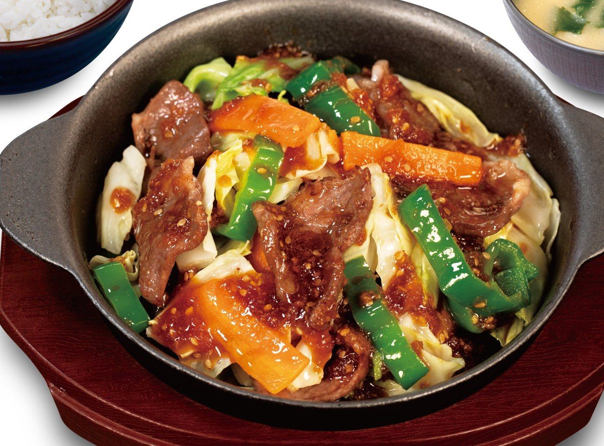 松のや ジンギスカン定食の羊肉と野菜のアップ
