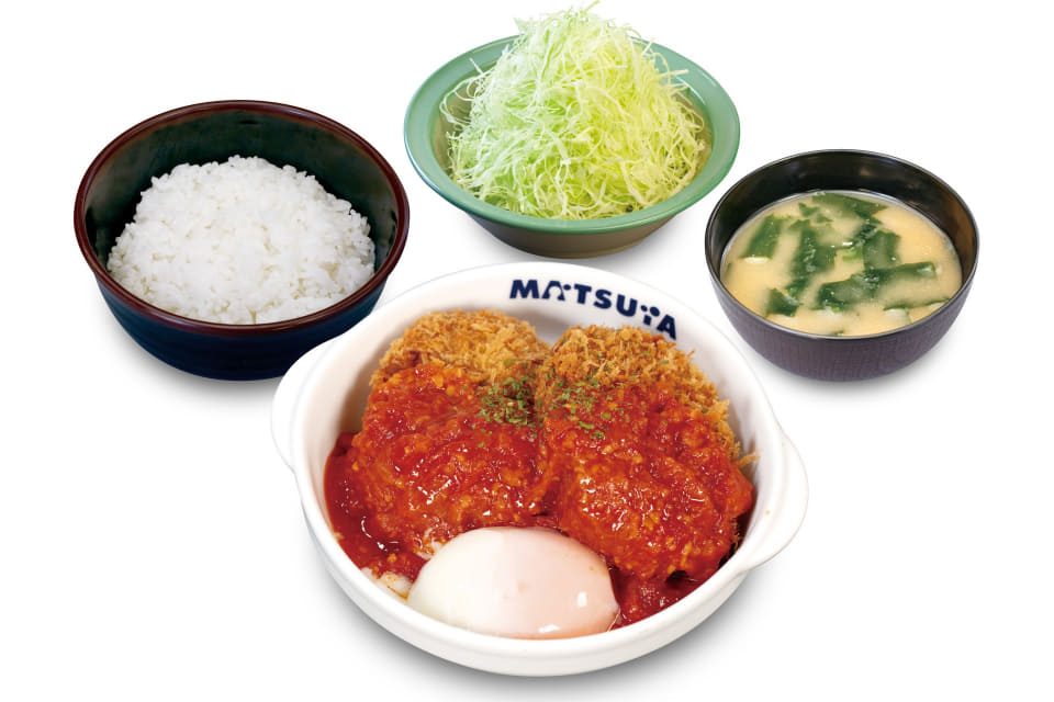 松のや うまトマメンチかつ定食 トマトソースがかかったメンチかつ