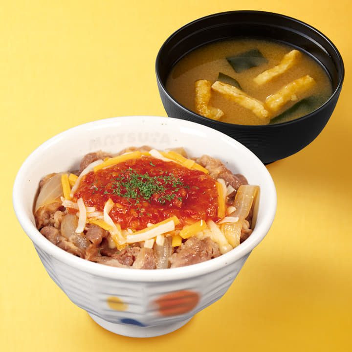 トマトソースとチーズをのせた松屋のうまトマチーズ牛めしと味噌汁