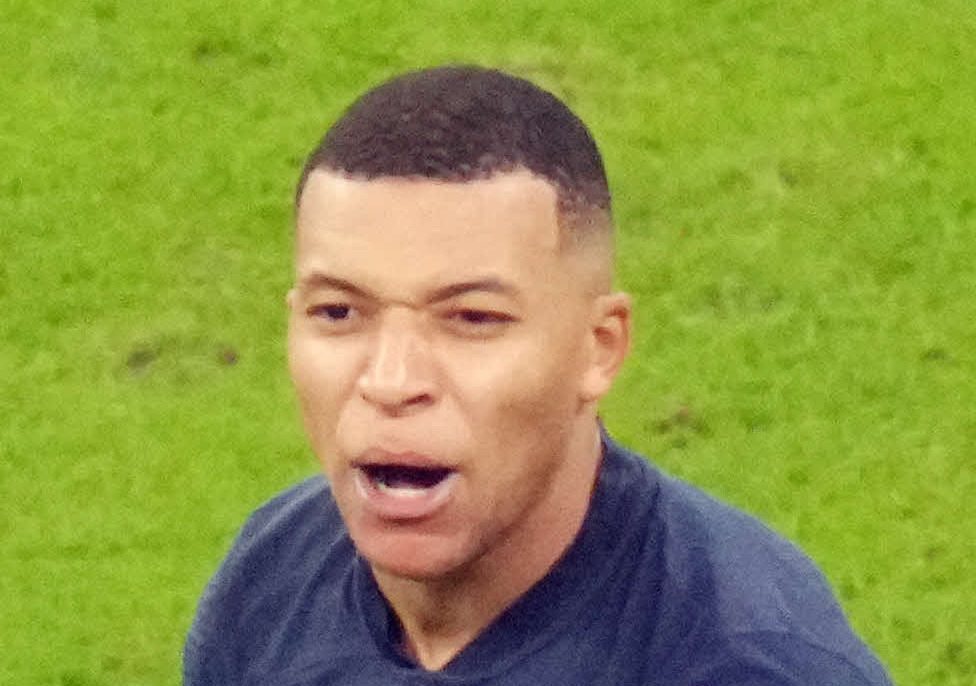 試合中に声を上げるフランス代表のキリアン・エムバペ