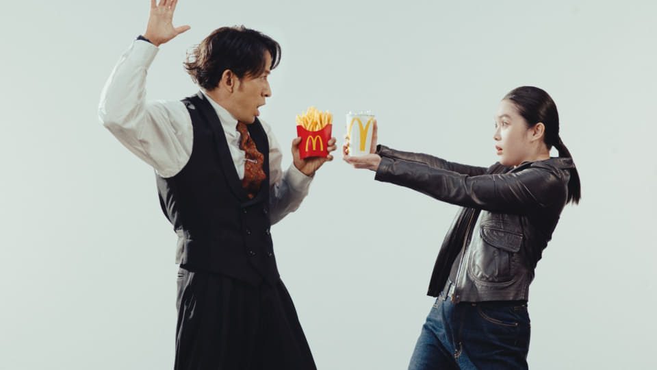 岡田准一さんと髙石あかりさんが出演するマクドナルド390ペアのテレビCM