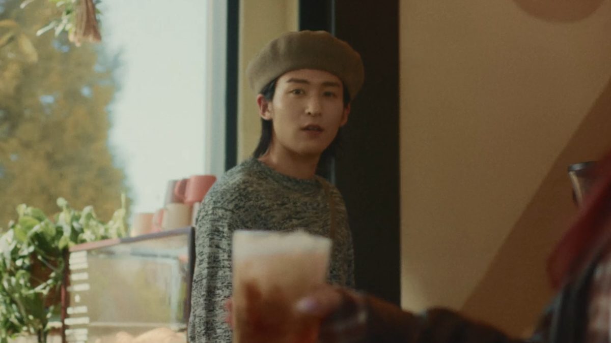 目黒蓮が出演する午後の紅茶 TEA LATTE 新CM紅茶のラテ篇のカット