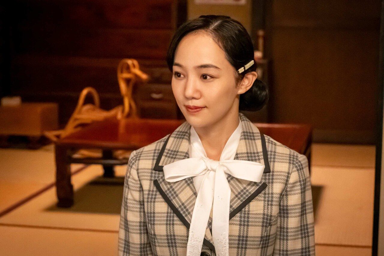 続編のキャスト、咲妃みゆ演じるなつ美の姉・あき奈がチェック柄の服とリボンで写る場面