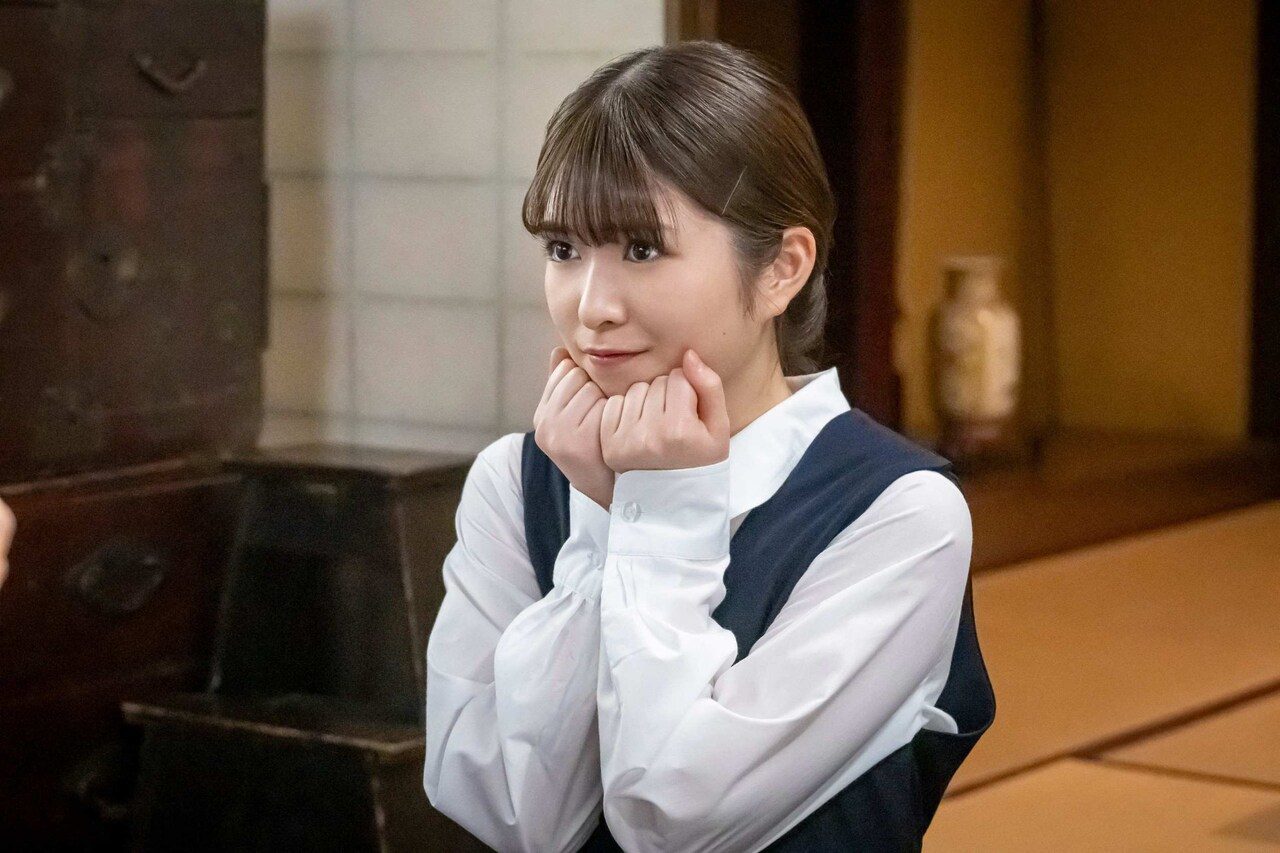 続編のキャスト、小川彩(乃木坂46)演じるなつ美の妹・ふゆ子が頬杖をつく場面