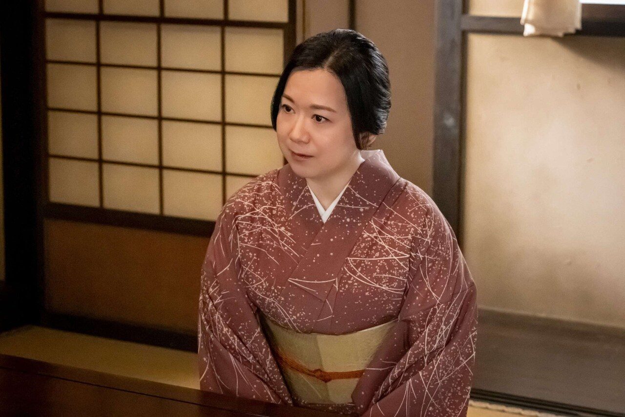 続編のキャスト、和久井映見演じる柴原郁子が赤い着物姿で座る場面