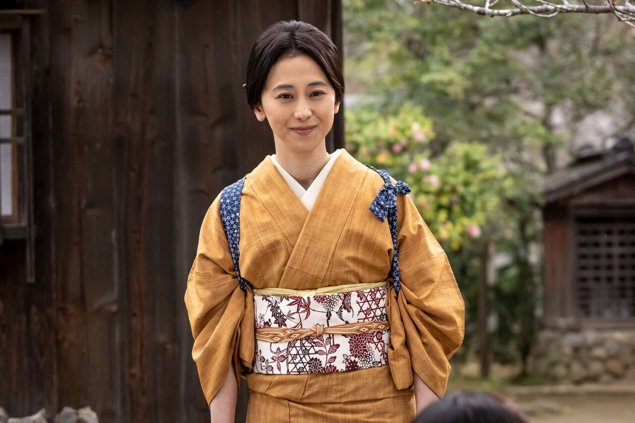 続編のキャスト、紺野まひる演じるなつ美の母・さつきが黄色い着物姿で微笑む場面