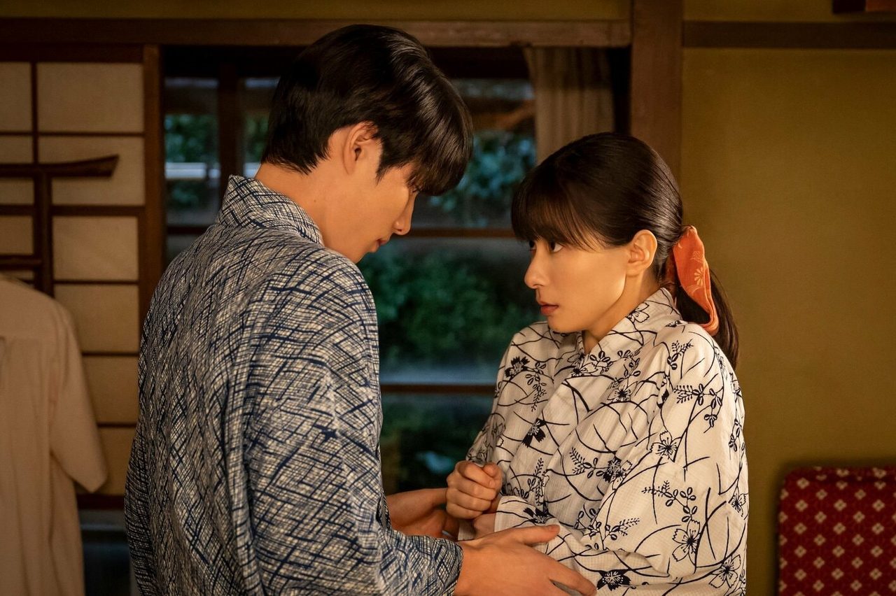 続編の劇中カット 縁側近くで語り合う2人