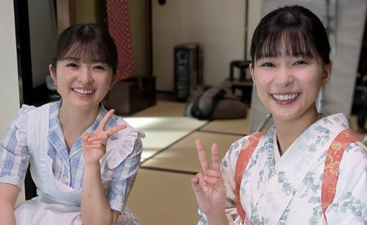 芳根京子と小川彩のオフショット ピースサイン