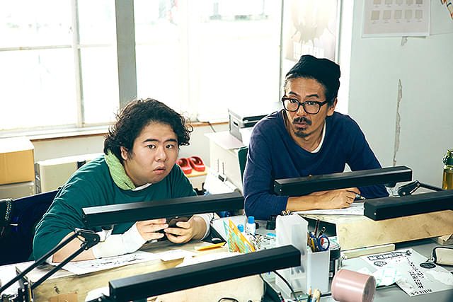 映画『見上げてごらん』マンガ制作の場面写真