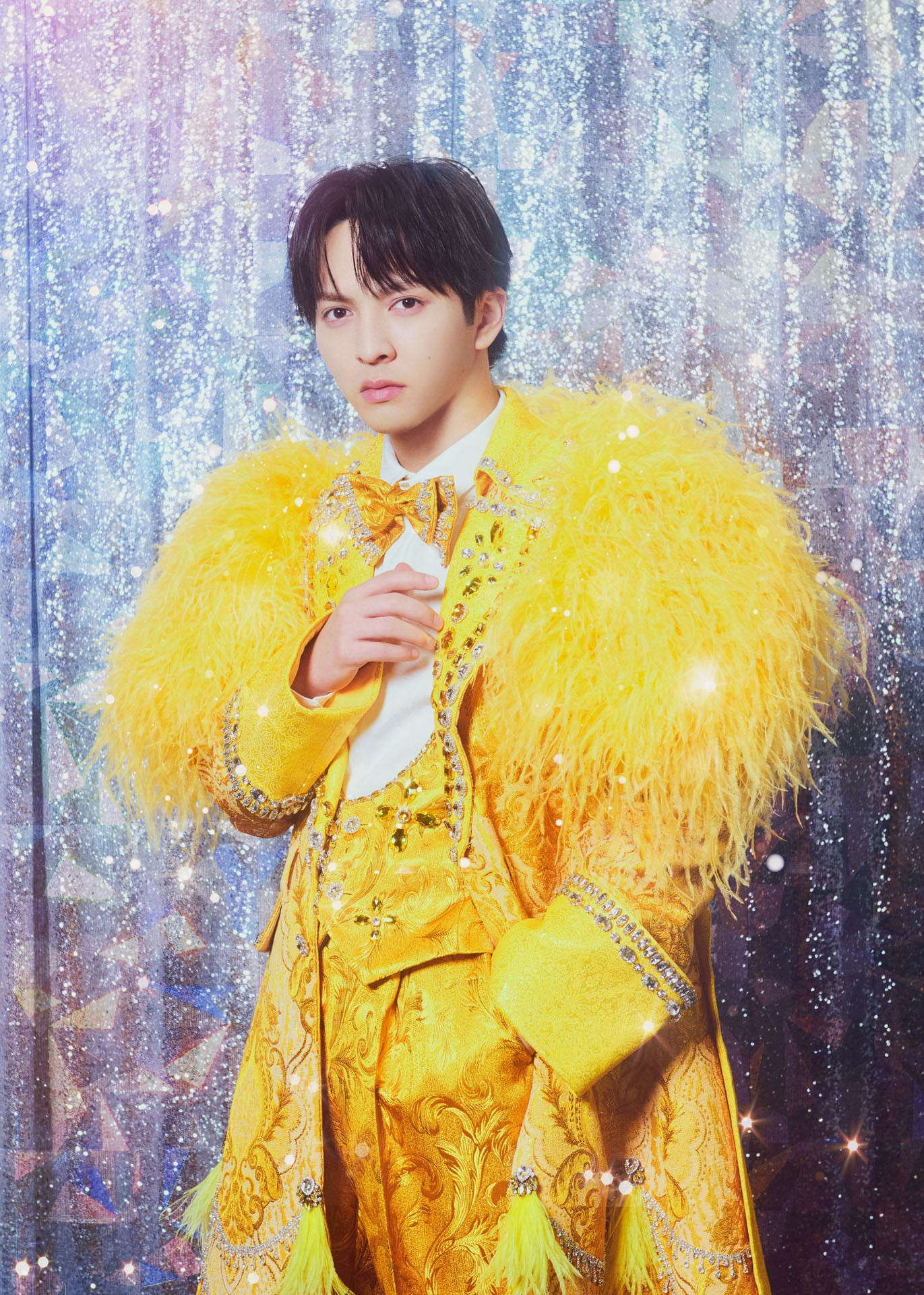 M!LKの吉田仁人 アーティスト写真 黄色い衣装