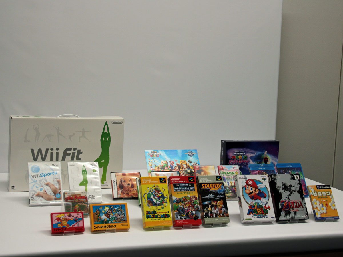 会見会場に並べられた任天堂の歴代ソフトとWii Fit