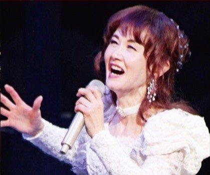 中島みゆき 劇場版「夜会」セレクション 公式ビジュアルに使われた歌唱シーン