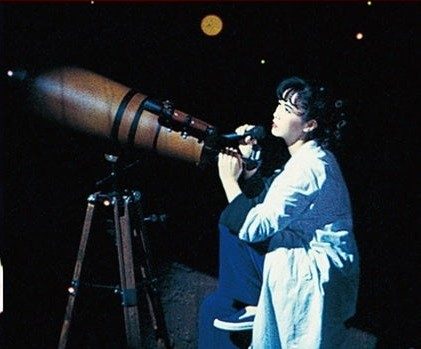 中島みゆき 劇場版「夜会」セレクション 望遠鏡をのぞく舞台場面
