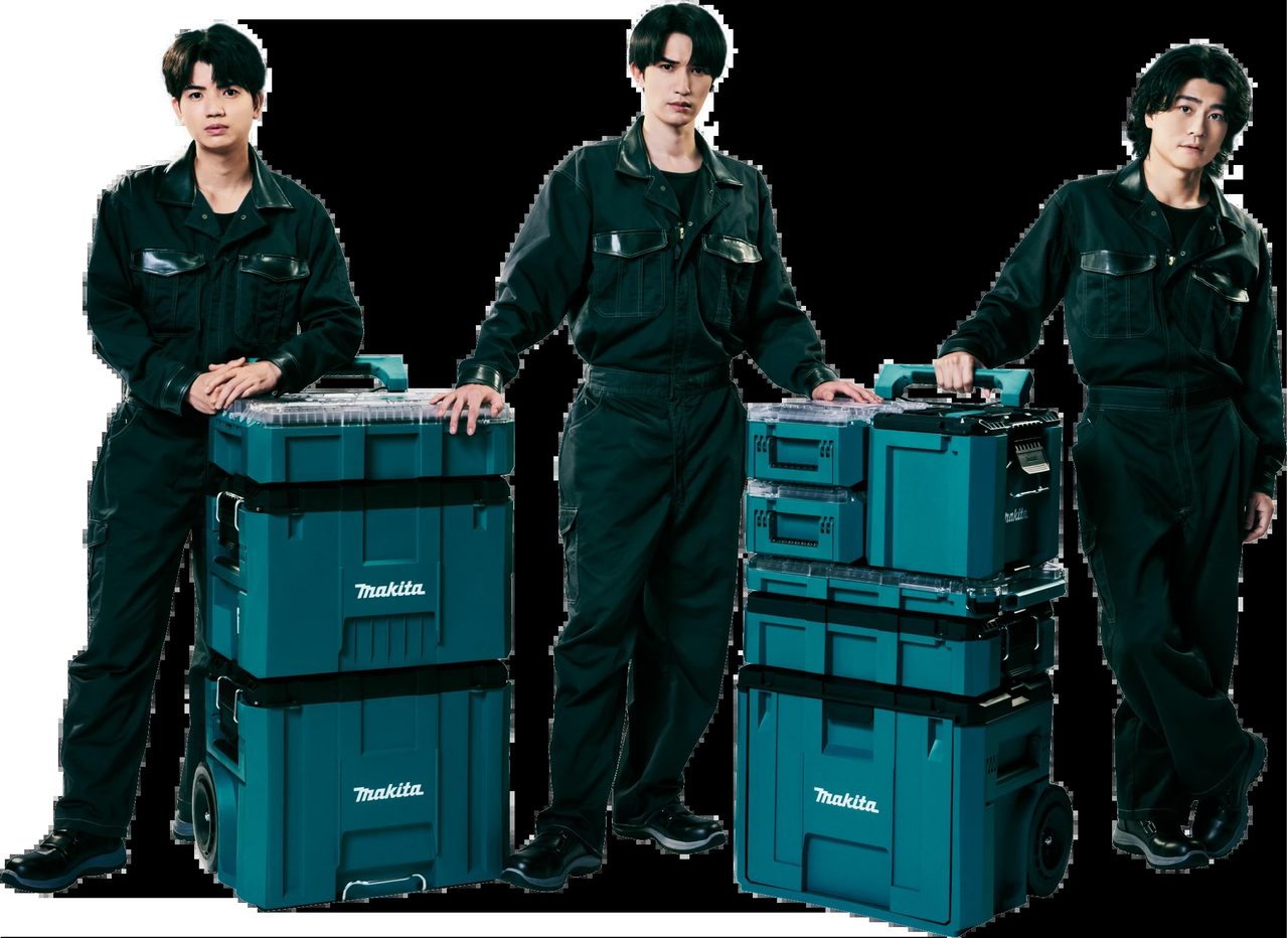 マキタの収納ケースの横に立つSixTONESのジェシー、髙地優吾、森本慎太郎の3人