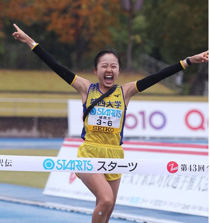 前回大会のフィニッシュテープを切る城西大学の選手