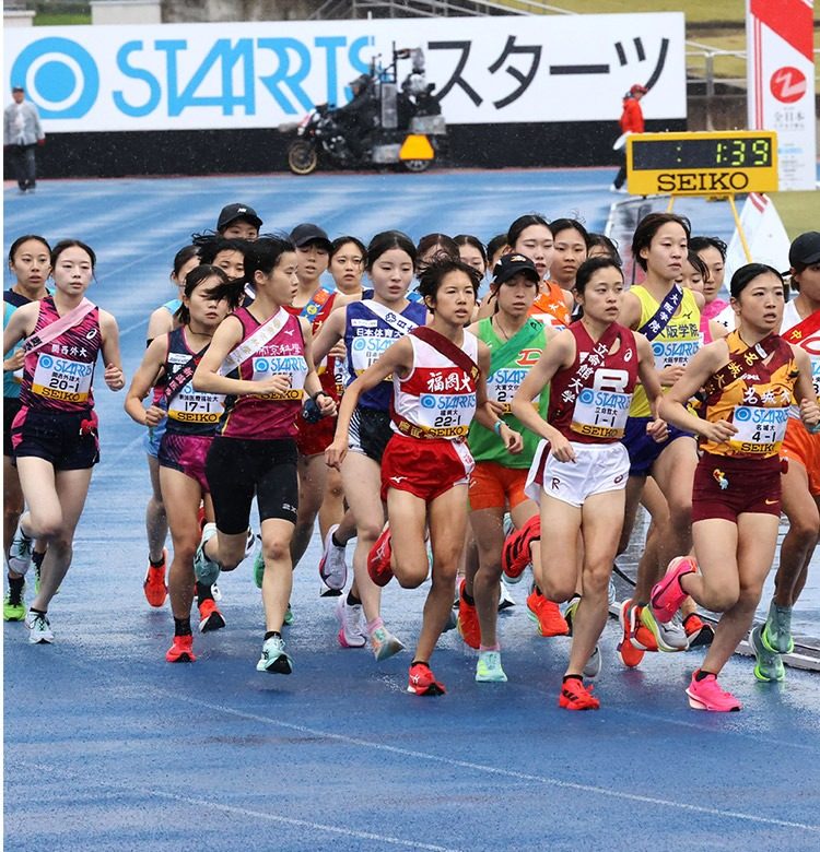 前回大会のスタート直後、集団で走る各チームの1区の選手たち