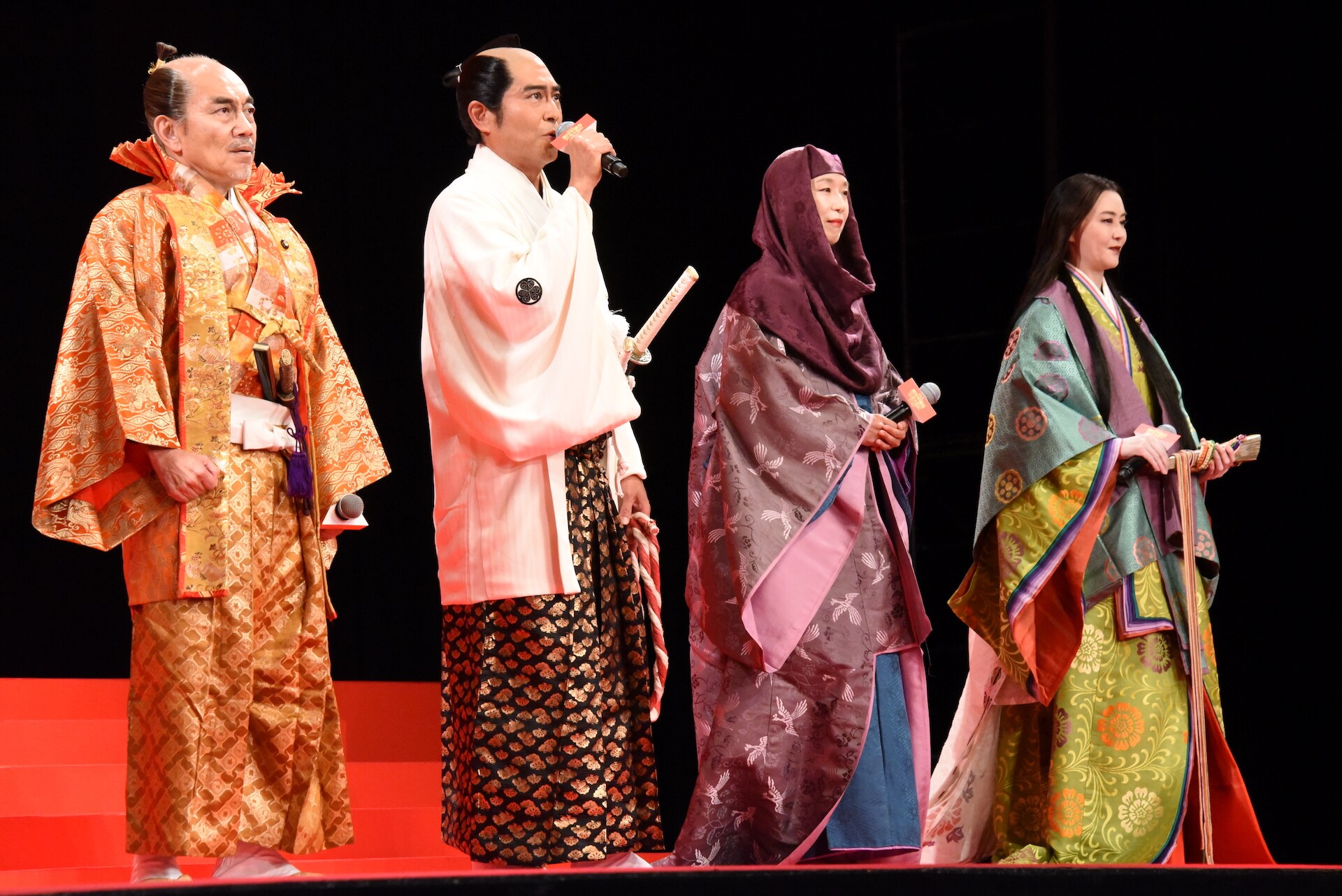 完成披露舞台挨拶で偉人の扮装姿を披露するキャスト