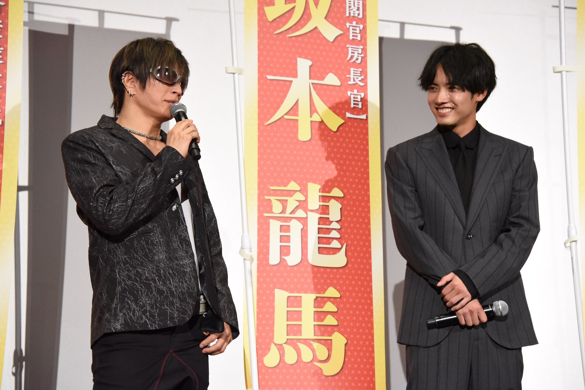 初日舞台挨拶で並んだGACKTと赤楚衛二(左からGACKT、赤楚衛二)