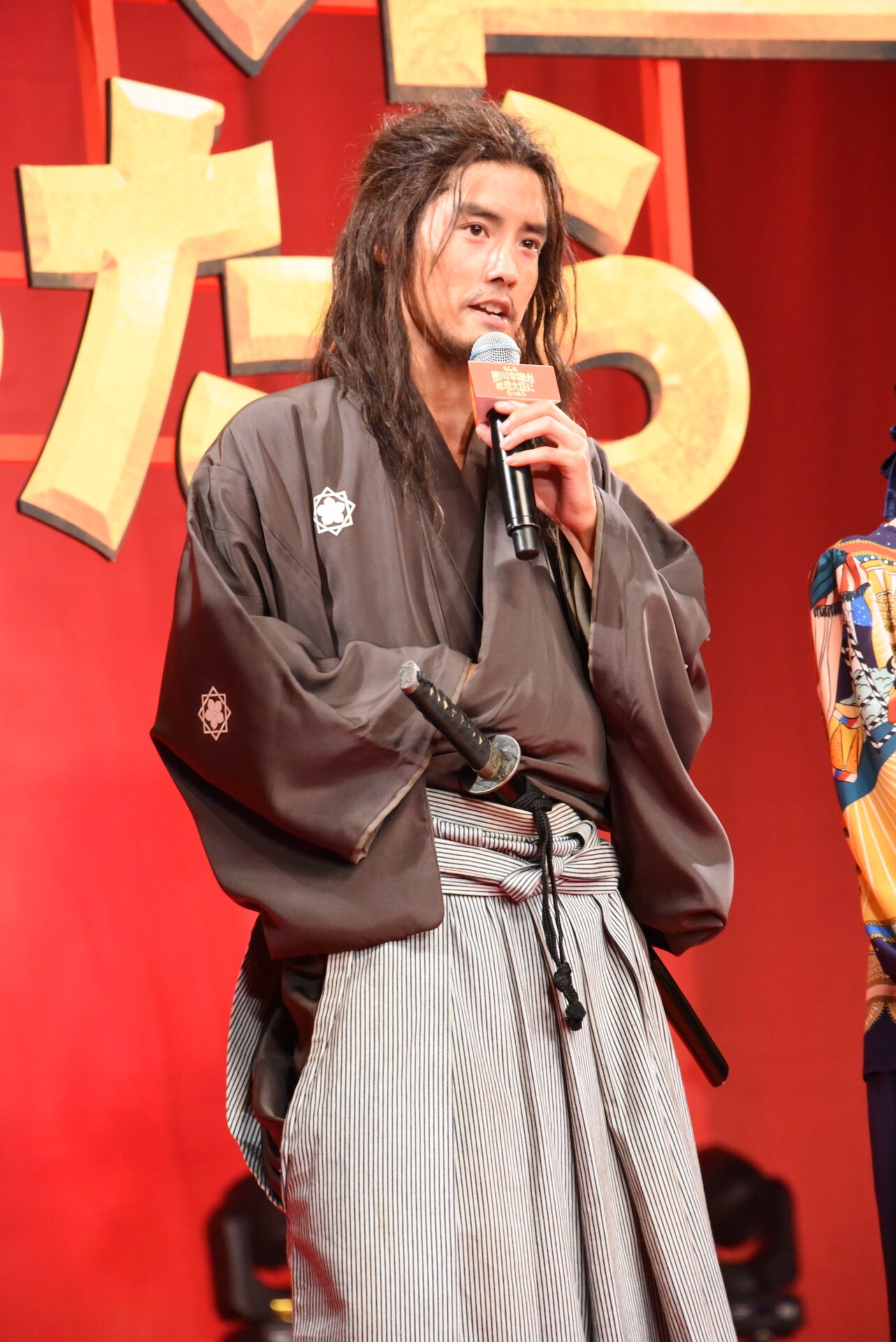 完成披露舞台挨拶に登場した和装のキャスト