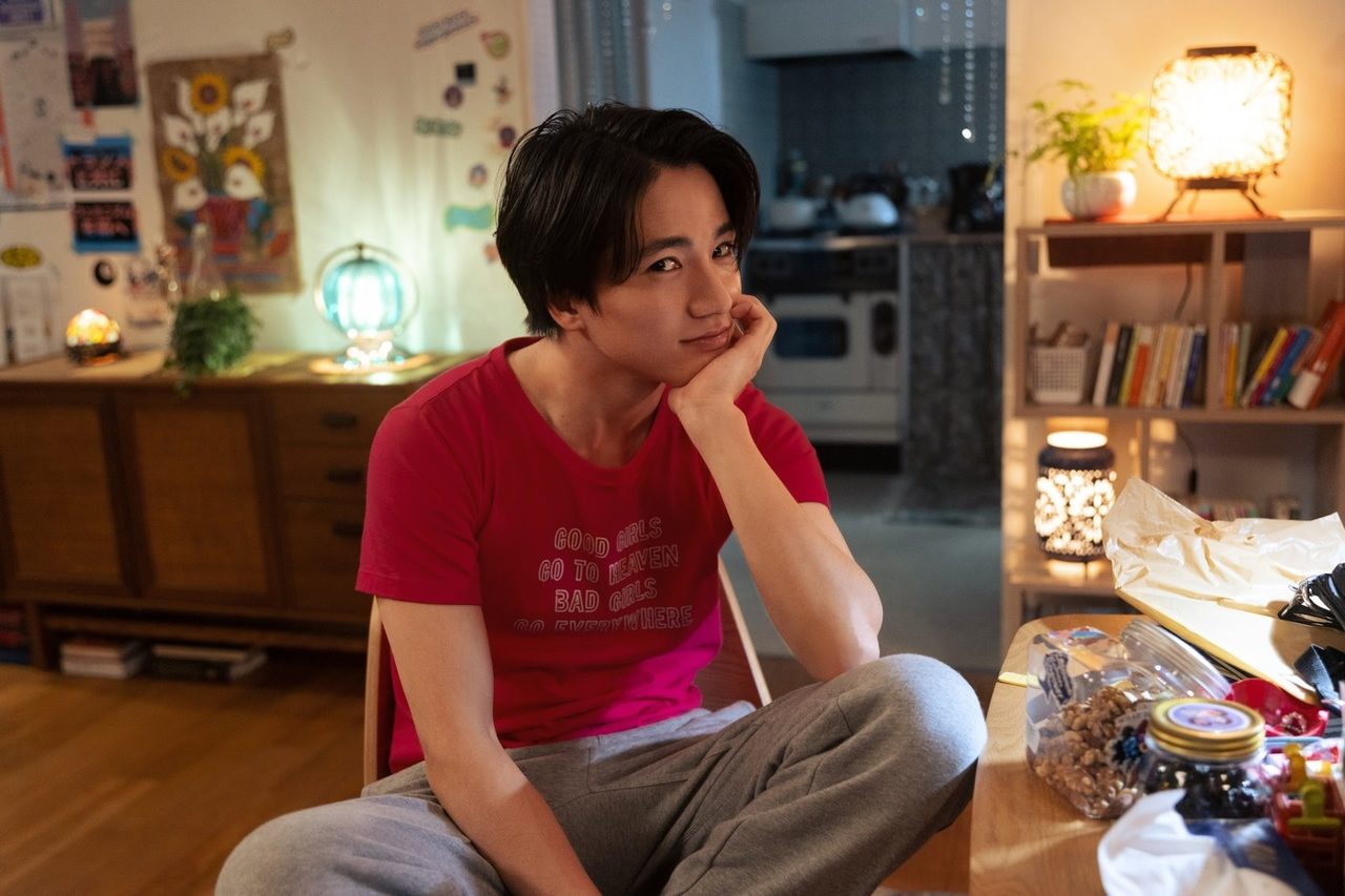 部屋でくつろぐ木村春樹役の木戸大聖さんの場面写真
