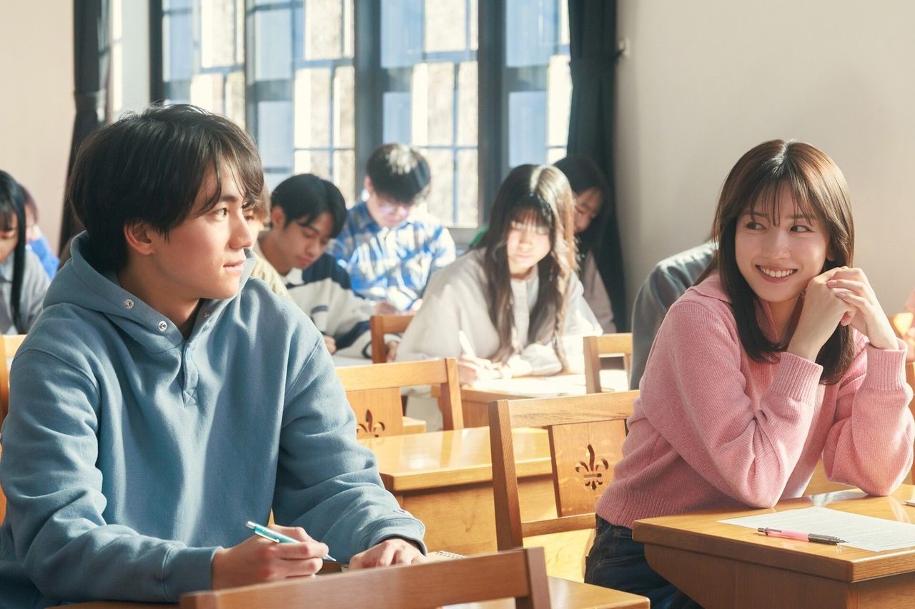 大学の教室で並んで座る“彼女”と木村春樹の大学生時代の場面写真