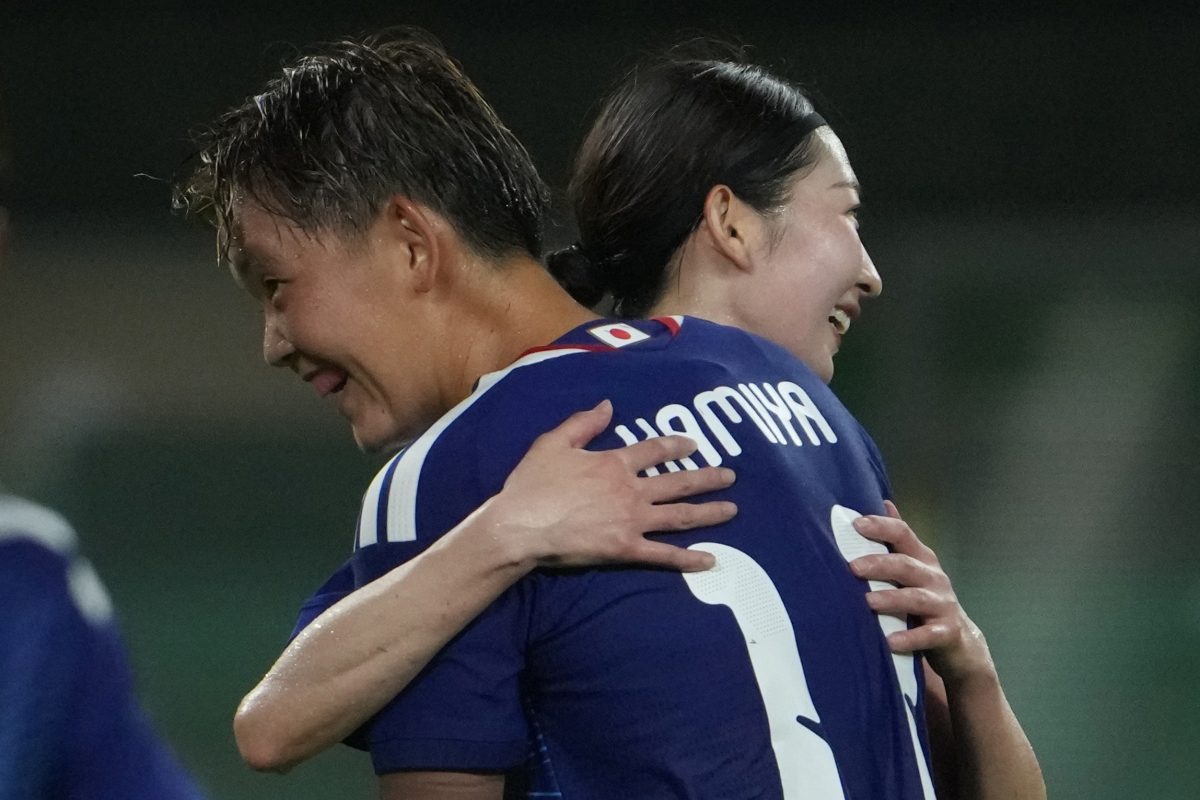 準決勝の韓国戦でゴールを決め味方と抱き合うなでしこジャパンの神谷千菜選手